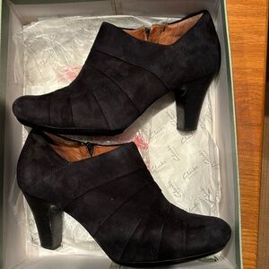 Like new Clark’s Artisan black suede bootie